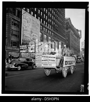 Ce portrait de 1947 montre les musiciens Kaiser Marshall, Art Hodes, Sandy Williams, Cecil Scott et Henry Goodwin à Times Square, New York, pendant une période charnière de l'histoire du jazz. Banque D'Images