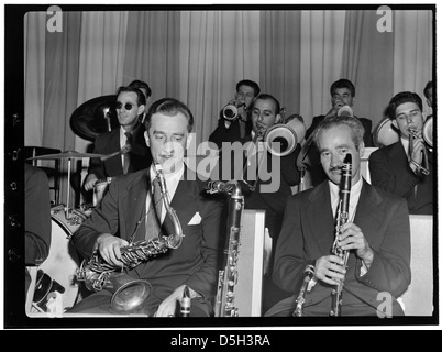 [Portrait de Micky Folus, Danny Polo, Billy Exiner, Vahe (Tak) Takvorian, et Al Langstaff, Eddie Condon's, New York, N.Y., ca. 1947 octobre] (LOC) Banque D'Images