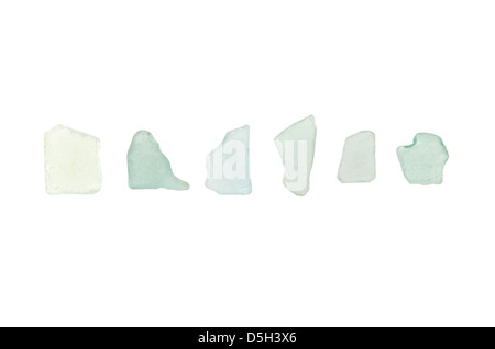 Six pièces de verre de mer turquoise pastel trouvés sur la plage, dans le Maine. Banque D'Images