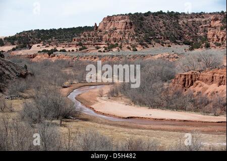 28 mars 2013 - Navaho, Nouveau Mexique, États-Unis - les ressorts de l'Écureuil laver serpente à travers le désert près de Navajo, N.M. Navajo Nation les experts disent que la réduction de la voie navigable est en danger d'étés plus chauds, des hivers plus doux, moins de neige et moins de pluie. (Crédit Image : ©/ZUMAPRESS.com) s Seberger Banque D'Images