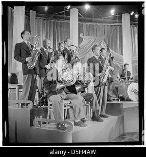 [Portrait de Sandy Siegelstien, Willie Wechsler, Micky Folus, Joe Shulman, Billy Exiner, Mario Rullo, Danny Polo, Lee Konitz, et Bill Bushing, Columbia Pictures studio, The Making of Beautiful Doll, New York, N.Y., ca. 1947 septembre] (LOC) Banque D'Images