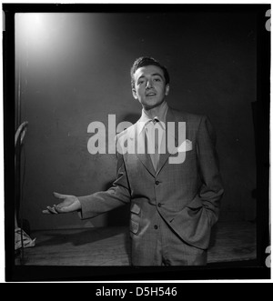Portrait de Vic Damone, chanteur américain, pris entre 1938 et 1948. L'image met en valeur son style et sa présence, caractéristiques de ses contributions à la scène musicale au milieu du XXe siècle. Banque D'Images