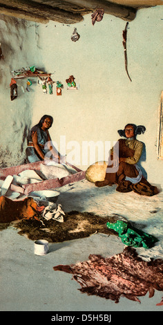 Les femmes à l'Matate, Moki pueblos, vers 1900 Banque D'Images