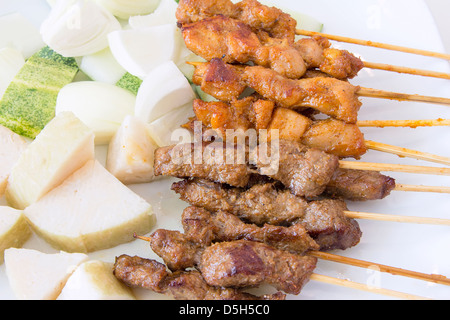 Mouton et Poulet Satay avec Concombres oignons hachés et Ketupat Macro gâteau de riz Banque D'Images