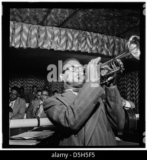 Un portrait de musiciens de jazz influents Dizzy Gillespie, John Lewis, Cecil Payne, Ray Brown et Miles Davis, prise à New York entre 1946 et 1948. Ces musiciens ont joué un rôle clé dans le développement du jazz moderne pendant l'après-guerre. Banque D'Images
