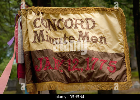 Drapeau pour Concord Minutemen reconstitueurs révolutionnaire, Memorial Day, 2011, Concord, MA Banque D'Images