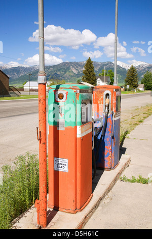 Pompes à essence anciennes en détresse dans la liberté, Wyoming Banque D'Images