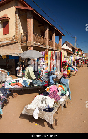 Madagascar, Ihosy, boutiques et étals de vêtements pour don de charité pour la vente dans la rue principale Banque D'Images