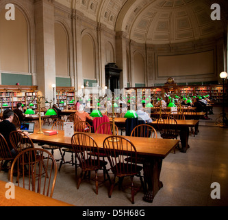 Vue de l'intérieur de l'espace de lecture de la ville historique de Boston Public Library, McKim Building, Boston, MA Banque D'Images