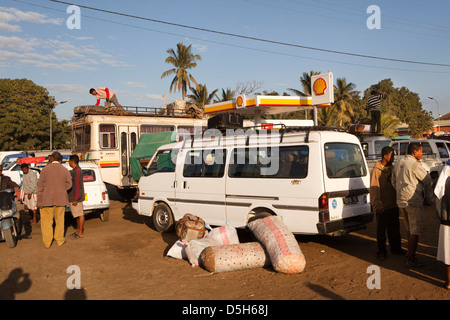 Madagascar, Toliara, Taxi brousse, assurance en attente d'être chargées sur taxi brousse Banque D'Images