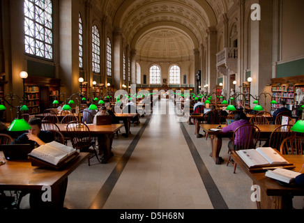 Vue de l'intérieur de l'espace de lecture de la ville historique de Boston Public Library, McKim Building, Boston, MA Banque D'Images