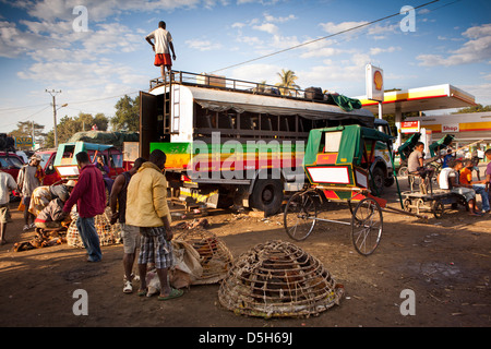 Madagascar, Toliara, Taxi brousse, pousse-pousse et camion brousse Banque D'Images