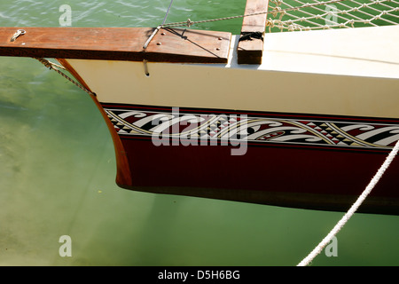 Decorattive des motifs sur un bateau traditionnel ou Waka polynésiens à Ahuriri Napier Port la Nouvelle Zélande Banque D'Images