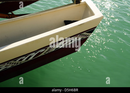 Decorattive des motifs sur un bateau traditionnel ou Waka polynésiens à Ahuriri Napier Port la Nouvelle Zélande Banque D'Images