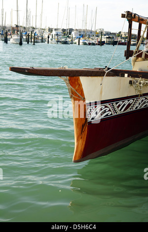 Decorattive des motifs sur un bateau traditionnel ou Waka polynésiens à Ahuriri Napier Port la Nouvelle Zélande Banque D'Images