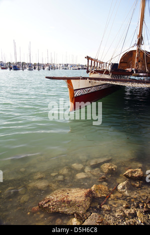 Waka polynésiens ou bateau traditionnel dans la région de Harbour Banque D'Images