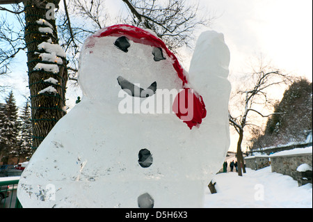 Bonhomme Carnaval fait de glace. Le Bonhomme Carnaval est la mascotte du Carnaval d'hiver annuel tenu à Québec, Canada. Banque D'Images