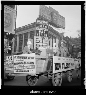 Les musiciens de jazz Kaiser Marshall, Art Hodes, Sandy Williams, Cecil (Xavier) Scott et Henry (Clay) Goodwin sont photographiés dans un portrait sur Times Square, New York, en 1947, reflétant la scène jazz vibrante de l'Amérique d'après-guerre. Banque D'Images