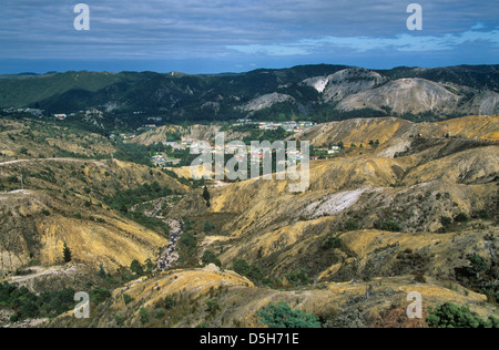 L'Australie, la Tasmanie, Queenstown, vue de l'exploitation minière de la ville de colline érodée à l'autoroute Lyell Banque D'Images