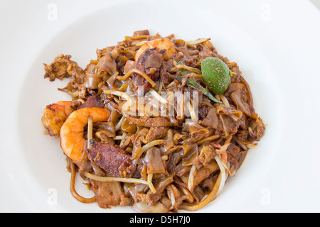 Char Kway Teow Singapour nouilles de riz aux crevettes Sauté de saucisses chinoises et Fishcake Banque D'Images