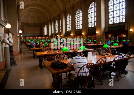 Vue de l'intérieur de l'espace de lecture de la ville historique de Boston Public Library, McKim Building, Boston, MA Banque D'Images