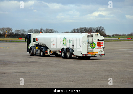 Le ravitaillement des aéronefs, navires-citernes d'essence, de l'aéroport de East Midlands, Leicestershire, Angleterre, Royaume-Uni, Europe de l'Ouest. Banque D'Images