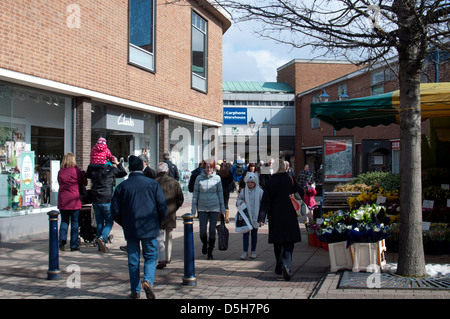 Clients dans la centre-ville pedestrainised, Solihull, Royaume-Uni Banque D'Images