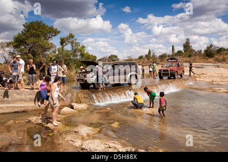 Madagascar, l'exploitation, Walacea Mariarano étudiants crossing River Banque D'Images