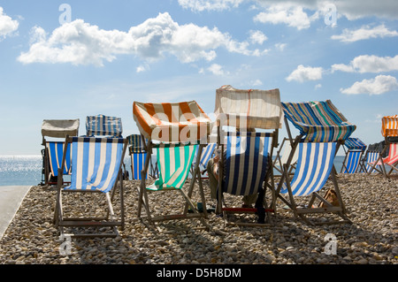 La silhouette man relaxing in chaises colorées au beer, Devon. félicité photographe de paysage de l'année 2008 Banque D'Images