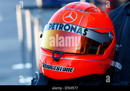 Le casque du pilote allemand Michael Schumacher, un enregistrement vu pendant les tests de performance avec Mercedes Benz GP MGP W01 de nouveau à la piste de course à Valencia, Espagne, 01 février 2010. Sept fois champion du monde de Formule 1, Schumacher est de retour sur la grille de départ en pause après trois ans pour la nouvelle Mercedes GP équipe. La première course de Formule 1 en 2010 aura lieu le 14 mars à Banque D'Images