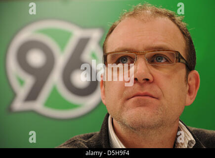 L'équipe de Bundesliga Hanovre 96 directeur sportif Joerg Schamdtke est assis au cours d'une conférence de presse à l'AWD-Arena à Hanovre, Allemagne, 02 février 2010. Les nouveaux arrivants de l'équipe de Bundesliga Hanovre 96, Arouna Kone et d'autre, sont présentés lors d'une conférence de presse le 02 février 2010. Photo : Peter Steffen Banque D'Images