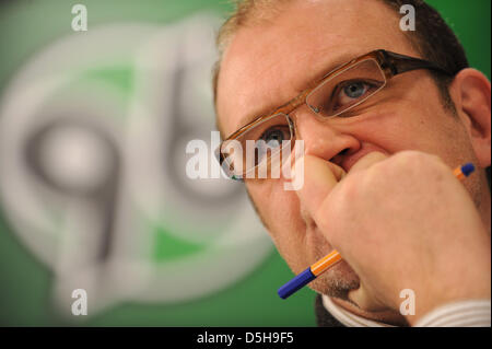 L'équipe de Bundesliga Hanovre 96 directeur sportif Joerg Schamdtke est assis au cours d'une conférence de presse à l'AWD-Arena à Hanovre, Allemagne, 02 février 2010. Les nouveaux arrivants de l'équipe de Bundesliga Hanovre 96, Arouna Kone et d'autre, sont présentés lors d'une conférence de presse le 02 février 2010. Photo : Peter Steffen Banque D'Images