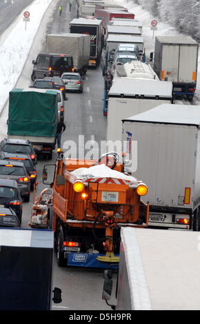 Camions et voitures se trouve dans un embouteillage sur l'autoroute 45 près de Freudenberg, Allemagne, 03 février 2010. Les conditions météorologiques a introduit le trafic sur les autoroutes A 45 et A 4 à l'arrêt encore et encore, certains pilotes ont dû passer plusieurs heures dans leur voiture. Photo : FEDERICO GAMBARINI Banque D'Images