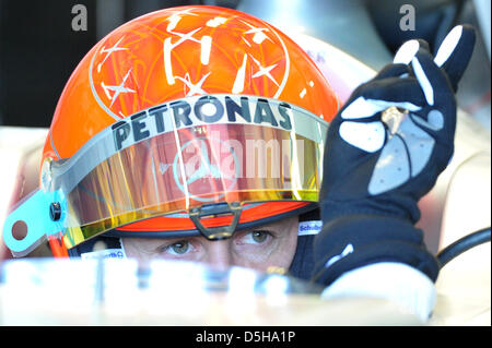 L'Allemand Michael Schumacher Mercedes GP de signaux pour démarrer le moteur au cours de pré saison essais à "Circuit de la Comunitat Valenciana" racetrack à Valence, Espagne, 02 février 2010. Les séances d'essai sont le début de la courte saison d'essai, avant le début de la saison de Formule 1 2010 à Bahreïn le 14 mars 2010. Photo : David Ebener Banque D'Images