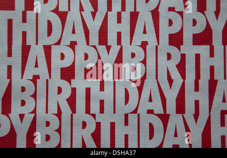 Une photo de quelques 'happy birthday' du papier d'emballage dans des couleurs rouge et blanc Banque D'Images