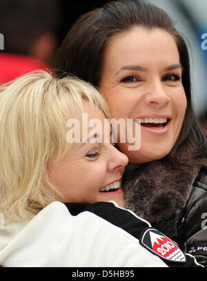 1988 champion olympique de Calgary Katarina Witt (R) de l'Allemagne hugs 1988 médaillé d'argent canadien Elizabeth Manley en exécutant sur un anneau de glace au centre-ville de Vancouver, Canada, 07 février 2010. Troisième ville du Canada sera l'hôte des Jeux Olympiques d'hiver 2010 du 12 février au 28 février 2010. Photo : Arne Dedert Banque D'Images