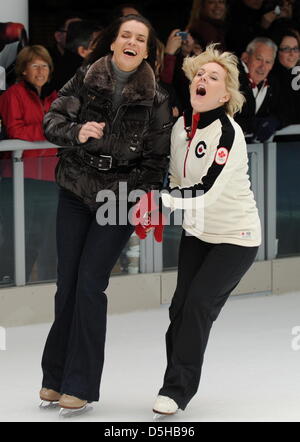 1988 champion olympique de Calgary Katarina Witt (L) de l'Allemagne et en 1988, médaillé d'argent canadien Elizabeth Manley ris quand ils effectuent sur une patinoire publique dans le centre-ville de Vancouver, Canada, 07 février 2010. Troisième ville du Canada sera l'hôte des Jeux Olympiques d'hiver 2010 du 12 février au 28 février 2010. Photo : Arne Dedert Banque D'Images