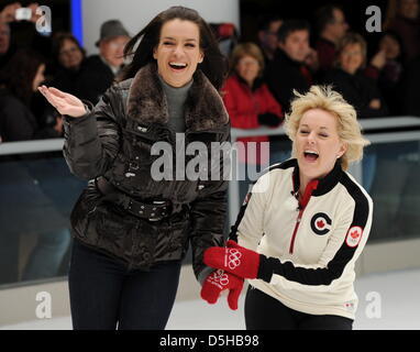 1988 champion olympique de Calgary Katarina Witt (L) de l'Allemagne et en 1988, médaillé d'argent canadien Elizabeth Manley ris quand ils effectuent sur une patinoire publique dans le centre-ville de Vancouver, Canada, 07 février 2010 troisième ville du Canada sera l'hôte des Jeux Olympiques d'hiver 2010 du 12 février au 28 février 2010. Photo : Arne Dedert Banque D'Images