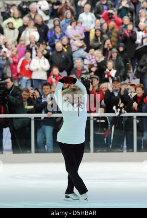 Calgary 1988 médaillé d'argent du Canada Elizabeth Manley joue sur un anneau de glace publique dans le centre-ville de Vancouver, Canada, 07 février 2010. Troisième ville du Canada sera l'hôte des Jeux Olympiques d'hiver 2010 du 12 février au 28 février 2010. Photo : Arne Dedert Banque D'Images