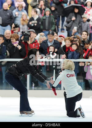 1988 champion olympique de Calgary Katarina Witt (L) de l'Allemagne et le médaillé d'argent canadien1988 Elizabeth Manley d'effectuer sur une patinoire publique dans le centre-ville de Vancouver, Canada, 07 février 2010. Troisième ville du Canada sera l'hôte des Jeux Olympiques d'hiver 2010 du 12 février au 28 février 2010. Photo : Arne Dedert Banque D'Images