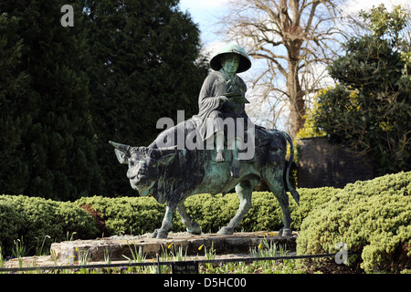 Une sculpture en bronze de philosophe chinois, Lao-tse, à cheval sur le côté sur un buffle Banque D'Images