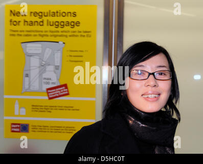 L'actrice chinoise Yu Nan photographié à son arrivée à Berlin, Allemagne, 09 février 2010. Yu Nan fera partie du jury du 60e Festival International du Film de Berlin qui se déroule du 11 au 21 février 2010. Photo : SOEREN STACHE Banque D'Images