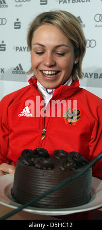 La Biathlete Allemande Magdalena Neuner R Montre Son Gateau D Anniversaire Au Cours D Une Conference De Presse Le 9 Fevrier 10 A Whistler Canada Elle Celebre Son 23e Anniversaire Aujourd Hui Debut Des Jeux La Biathlete Allemande Magdalena Neuner R Montre Son Gateau D Anniversaire Au Cours D Une Conference De Presse Le 9 Fevrier 10 A Whistler Canada Elle Celebre Son 23e Anniversaire Aujourd Hui Debut Des Jeux