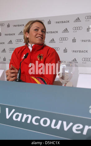 La biathlète Allemande Magdalena Neuner sourit lors d'une conférence de presse le 9 février 2010 à Whistler, Canada. Début des Jeux Olympiques 2010 à Vancouver le 12 février 2010. Banque D'Images