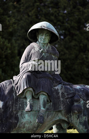 Une sculpture en bronze de philosophe chinois, Lao-tse, à cheval sur le côté sur un buffle Banque D'Images