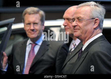 Premier ministre de Basse-Saxe Christian Wulff (L-R), entreprise général Bernd Osterloh et chef de la direction de Volkswagen AG, Martin Winterkorn posent à la réunion d'entreprise de Volkswagen à Wolfsburg, Allemagne, 10 février 2010. Quelque 12 000 employés ont assisté à la réunion dans une usine. Photo : JOCHEN LUEBKE Banque D'Images