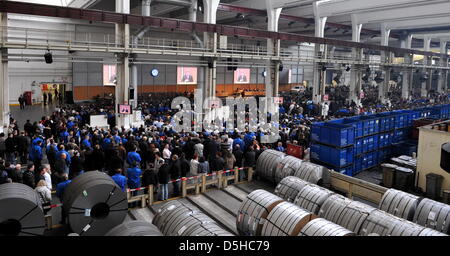 Premier ministre de Basse-Saxe Christian Wulff parle lors de la réunion d'entreprise de Volkswagen à Wolfsburg, Allemagne, 10 février 2010. Quelque 12 000 employés ont assisté à la réunion dans une usine. Photo : JOCHEN LUEBKE Banque D'Images