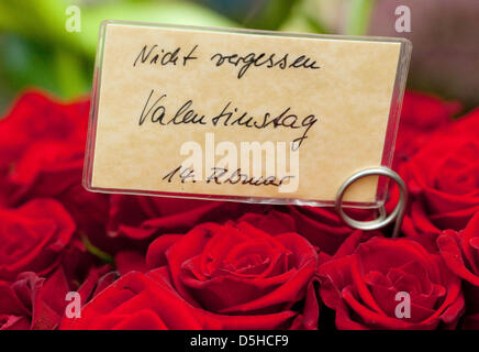 ILLUSTRATION - Une carte indique 'Don't forget Valentine's Day' à un magasin de fleurs à Frankfurt Oder, Allemagne, 10 février 2010. La Saint-Valentin est célébrée le 14 février. Photo : Patrick Pleul Banque D'Images