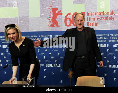 Le président du jury et le réalisateur allemand Werner Herzog et l'actrice américaine Renée Zellweger assister à un photocall du jury Berlinale Jeudi, 11 février 2010, au cours de la 60e Berlinale festival international du film de Berlin. Photo : Tim Brakemeier  + + +(c) afp - Bildfunk + + + Banque D'Images