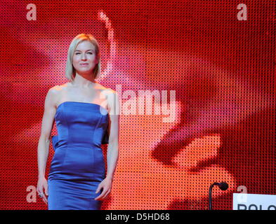 L'actrice Renee Zellweger nous pénètre dans le stade avant la première du film 'Tuan Yuan (apart together') s'exécutant en compétition Jeudi, 11 février 2010, au cours de la 60e Berlinale festival international du film de Berlin. Photo : Jens Kalaene Banque D'Images